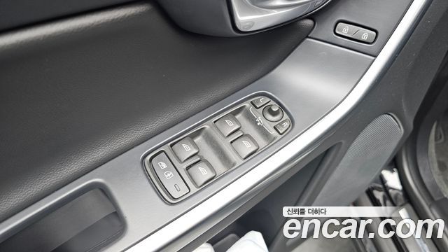 Volvo XC60 2017 — photo 30