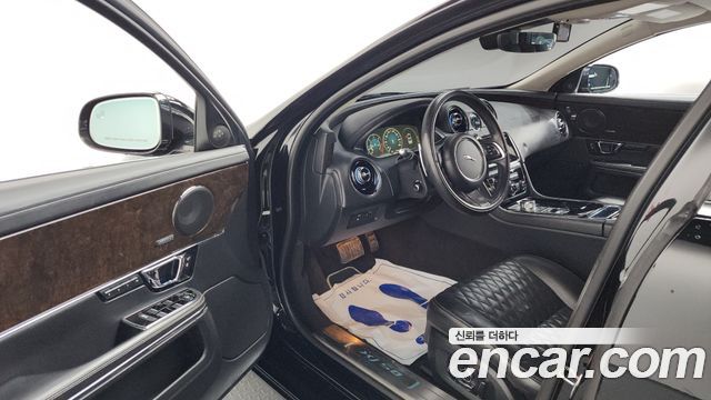 Jaguar XJ 2019 — photo 13