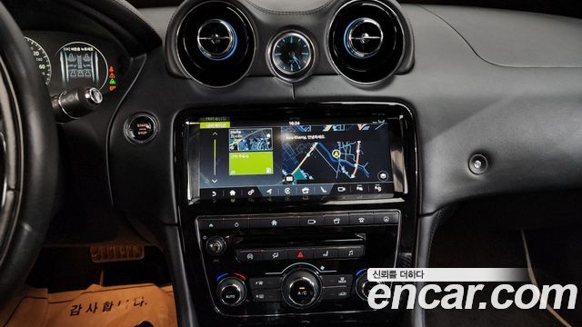 Jaguar XJ 2019 — photo 18