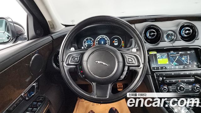 Jaguar XJ 2019 — photo 19