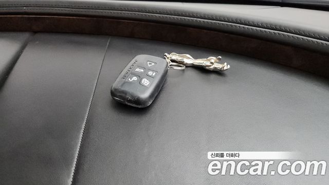Jaguar XJ 2019 — photo 22
