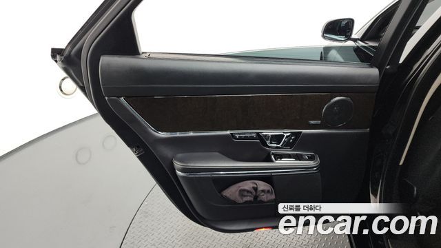 Jaguar XJ 2019 — photo 15