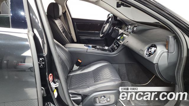 Jaguar XJ 2019 — photo 16