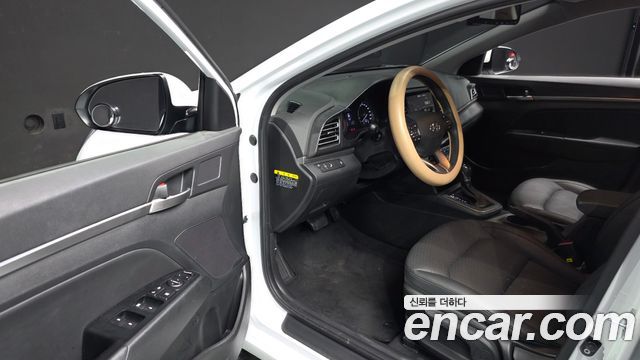 Hyundai AVANTE 2019 — photo 10
