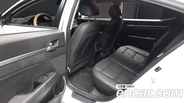 Hyundai AVANTE 2019 — photo 11
