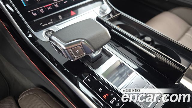 Audi A8 2021 — photo 12