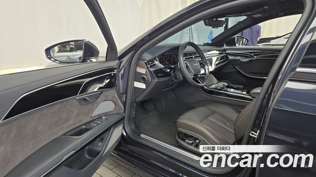 Audi A8 2021 — photo 13