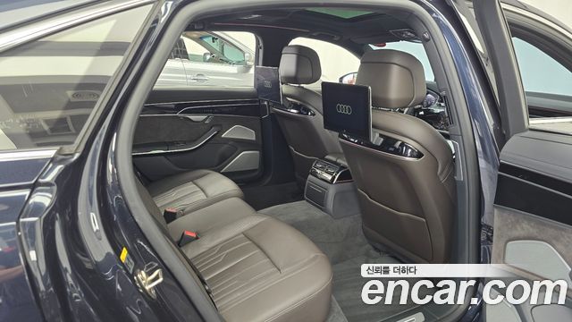 Audi A8 2021 — photo 17
