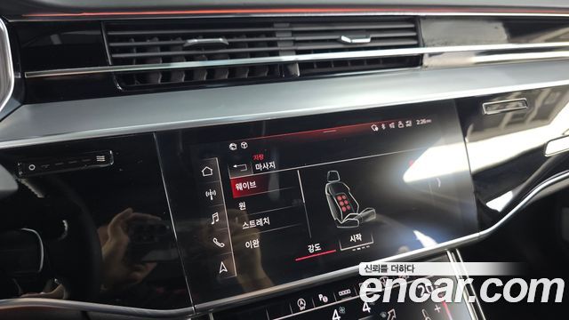 Audi A8 2021 — photo 20