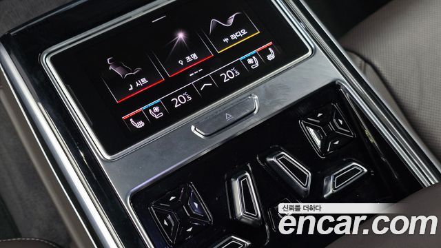 Audi A8 2021 — photo 25