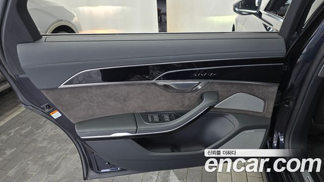 Audi A8 2021 — photo 15