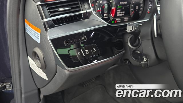 Audi A8 2021 — photo 27