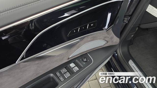 Audi A8 2021 — photo 30