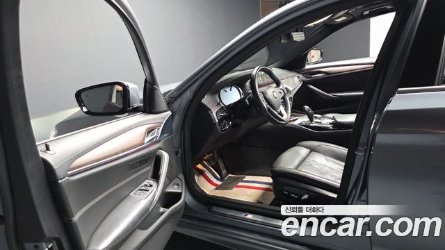 BMW 5-Series 2018 — photo 10