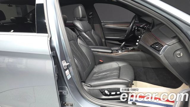 BMW 5-Series 2018 — photo 11
