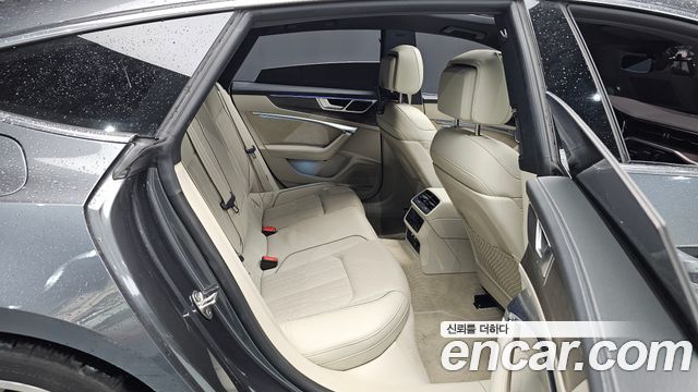 Audi A7 2020 — photo 17