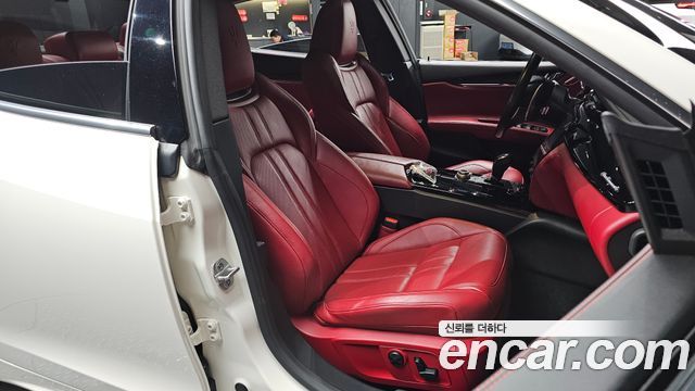 Maserati Quattroporte 2018 — photo 16