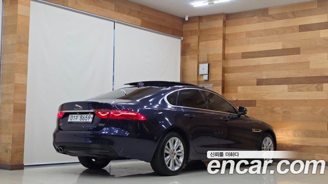 Jaguar XF 2017 — photo 2