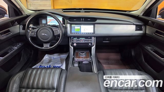 Jaguar XF 2017 — photo 8