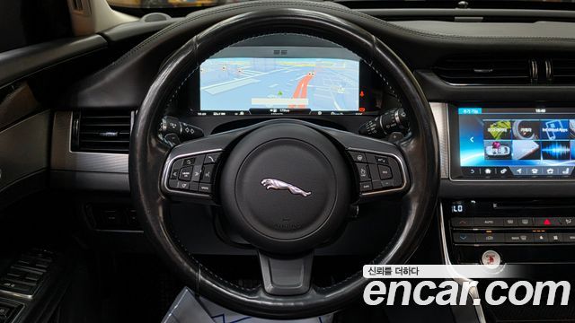 Jaguar XF 2017 — photo 10