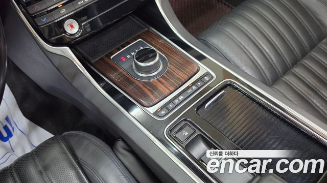 Jaguar XF 2017 — photo 11