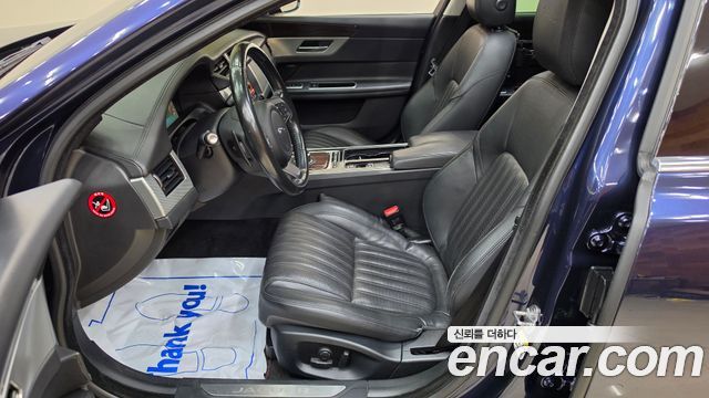 Jaguar XF 2017 — photo 12