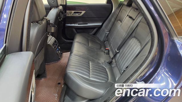 Jaguar XF 2017 — photo 13
