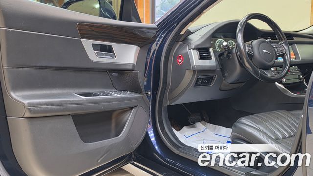 Jaguar XF 2017 — photo 14