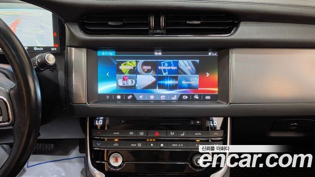 Jaguar XF 2017 — photo 15