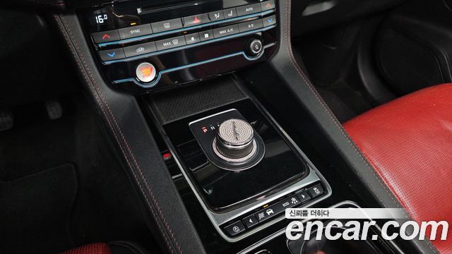 Jaguar F-PACE 2018 — photo 9