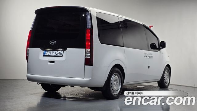 Hyundai Staria 2025 — photo 2