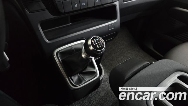 Hyundai Staria 2025 — photo 12