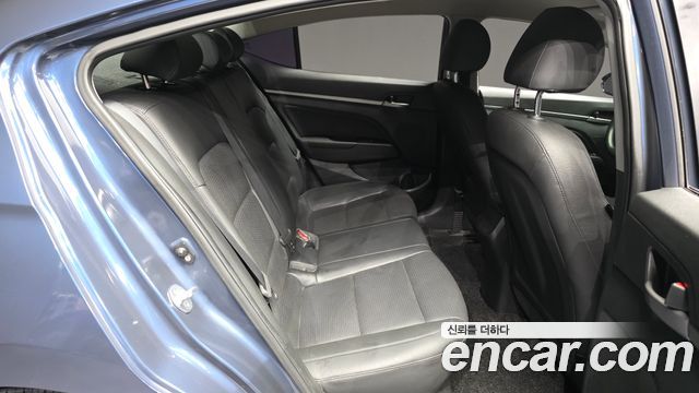 Hyundai AVANTE 2018 — photo 12