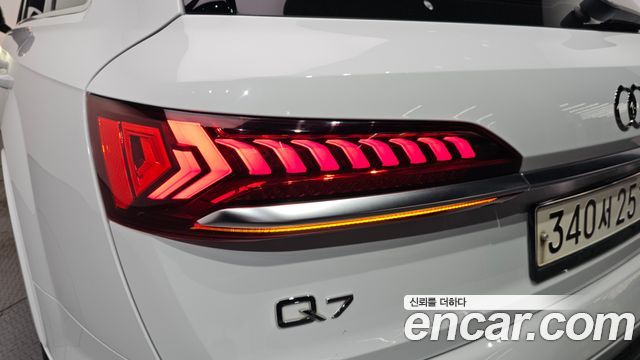 Audi Q7 2020 — photo 9