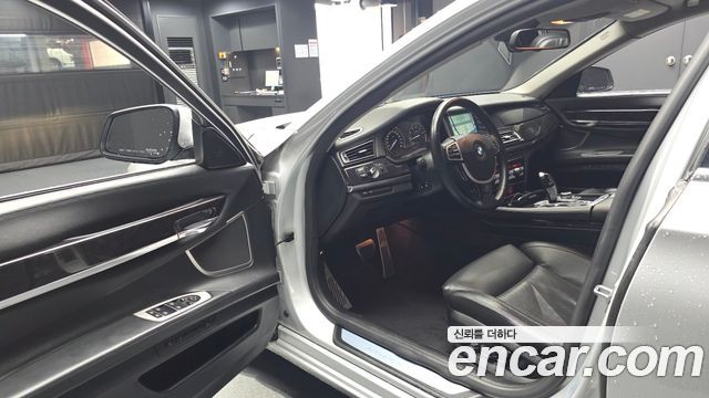 BMW 7-Series 2010 — photo 10