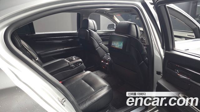 BMW 7-Series 2010 — photo 12