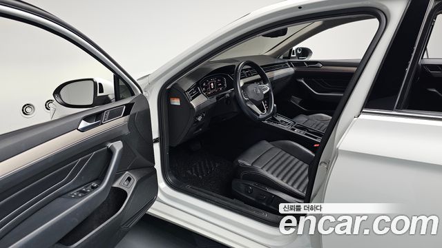 Volkswagen Passat 2022 — photo 13
