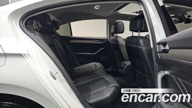 Volkswagen Passat 2022 — photo 17
