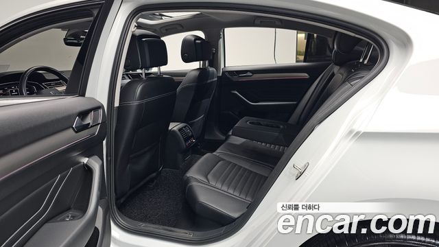 Volkswagen Passat 2022 — photo 18