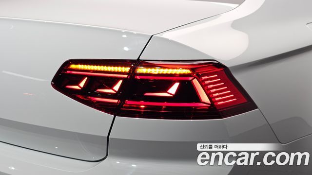 Volkswagen Passat 2022 — photo 9