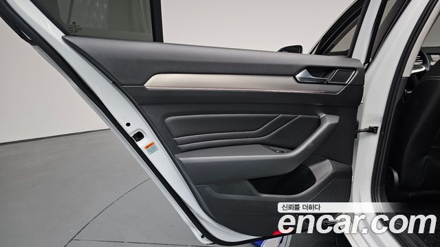 Volkswagen Passat 2022 — photo 15