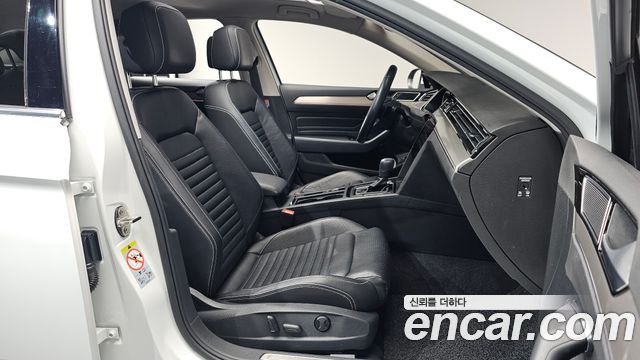 Volkswagen Passat 2022 — photo 16