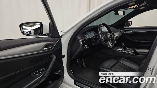 BMW 5-Series 2018 — photo 10