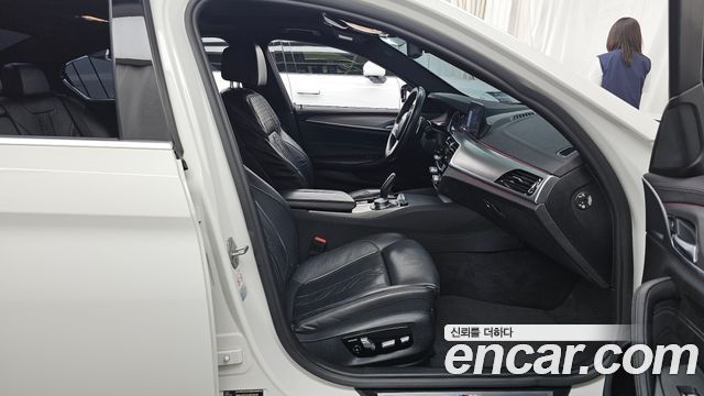 BMW 5-Series 2018 — photo 11