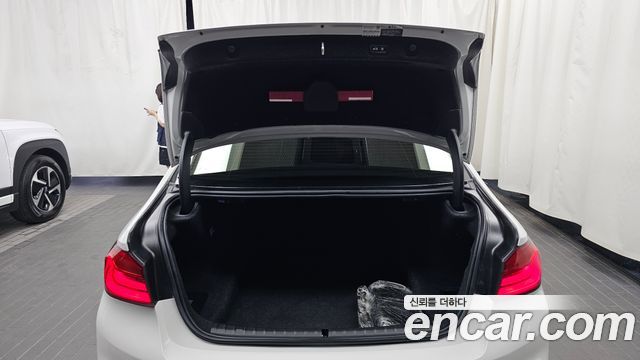 BMW 5-Series 2018 — photo 20