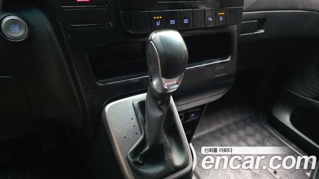 Hyundai Staria 2025 — photo 9