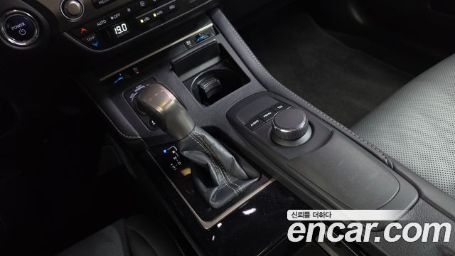 Lexus ES 2017 — photo 9