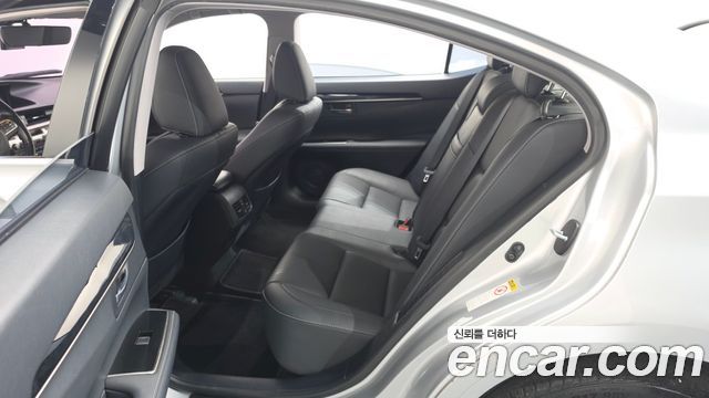 Lexus ES 2017 — photo 11