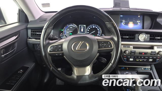Lexus ES 2017 — photo 12