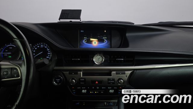 Lexus ES 2017 — photo 14